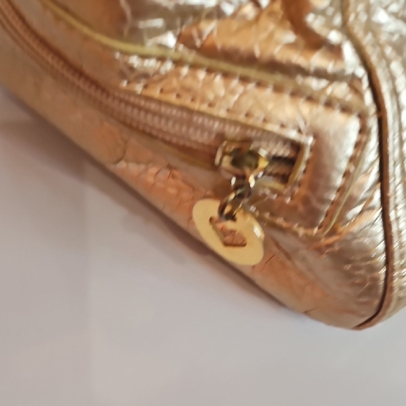 XOXO Metallic Gold Shoulder Bag - Picture 4 of 10